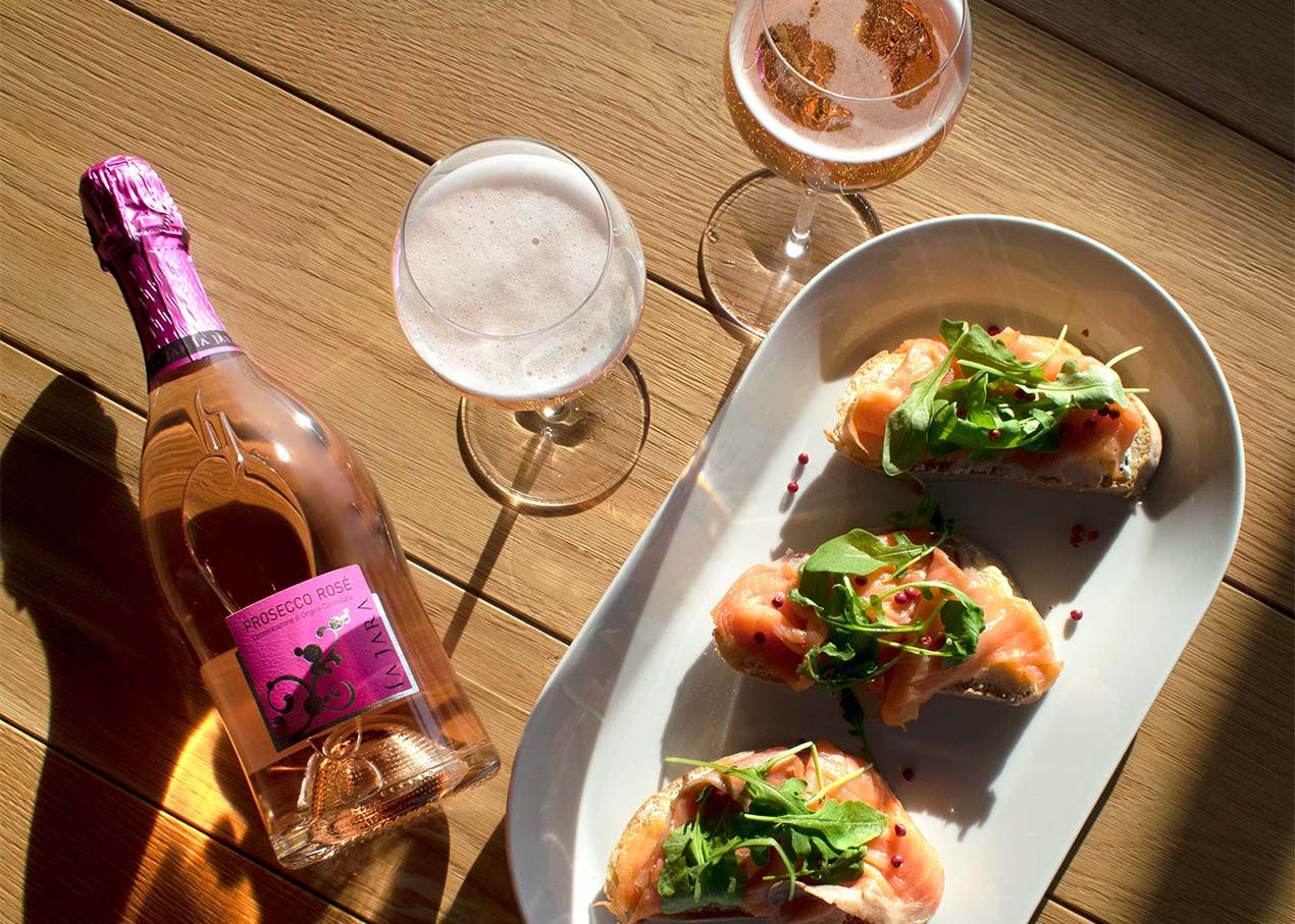 Pink pairing: Prosecco DOC Rosé and Bread croutons with smoked salmon