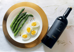 Pinot Bianco, asparagi e uova: il gusto delicato della primavera