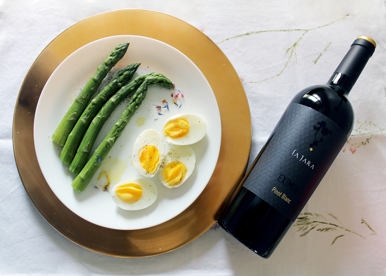 Pinot Bianco, asparagi e uova: il gusto delicato della primavera